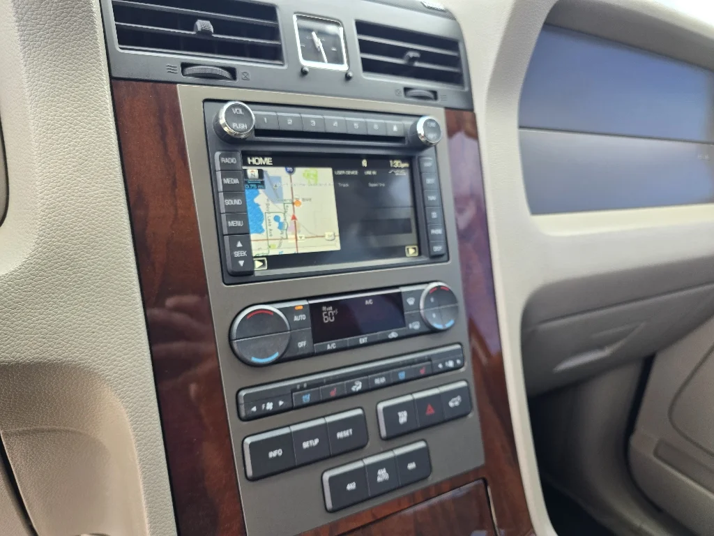 Used 2013 White Platinum Metallic Tri-Coat Lincoln  image 23
