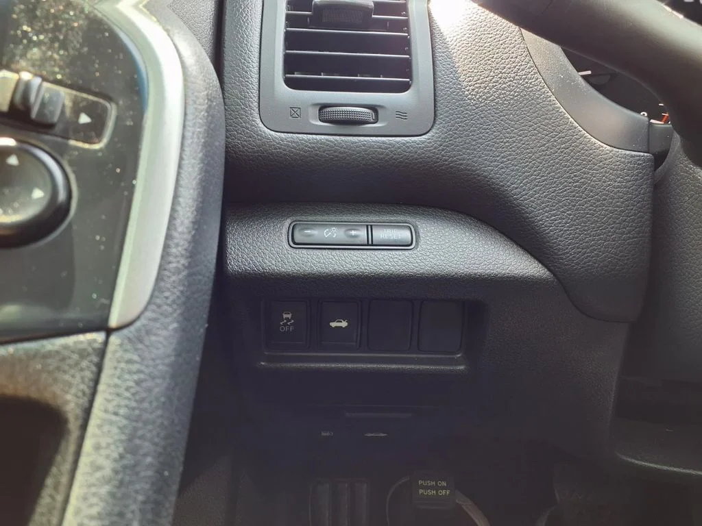 Used 2014 White Nissan 2.5 S image 14