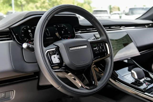 Used 2024  Land Rover Dynamic SE image 20