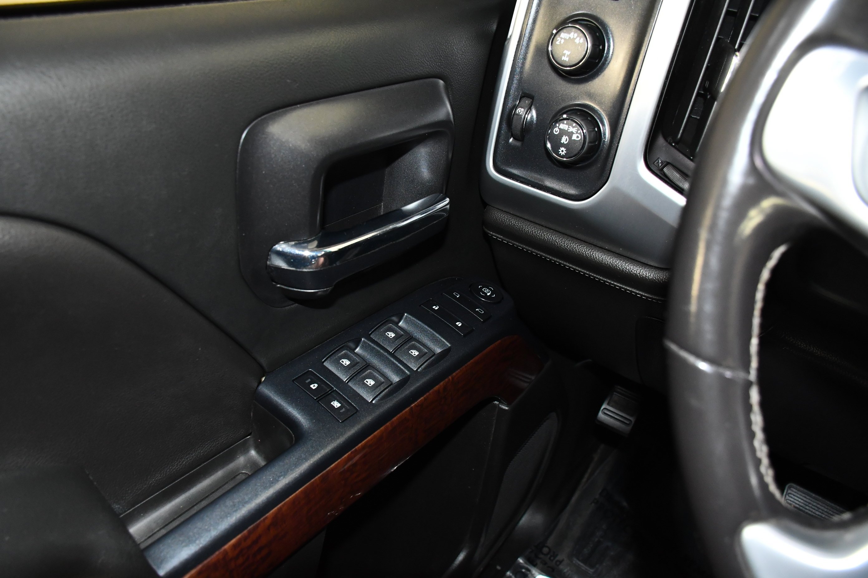 Used 2018 Summit White GMC SLE image 30