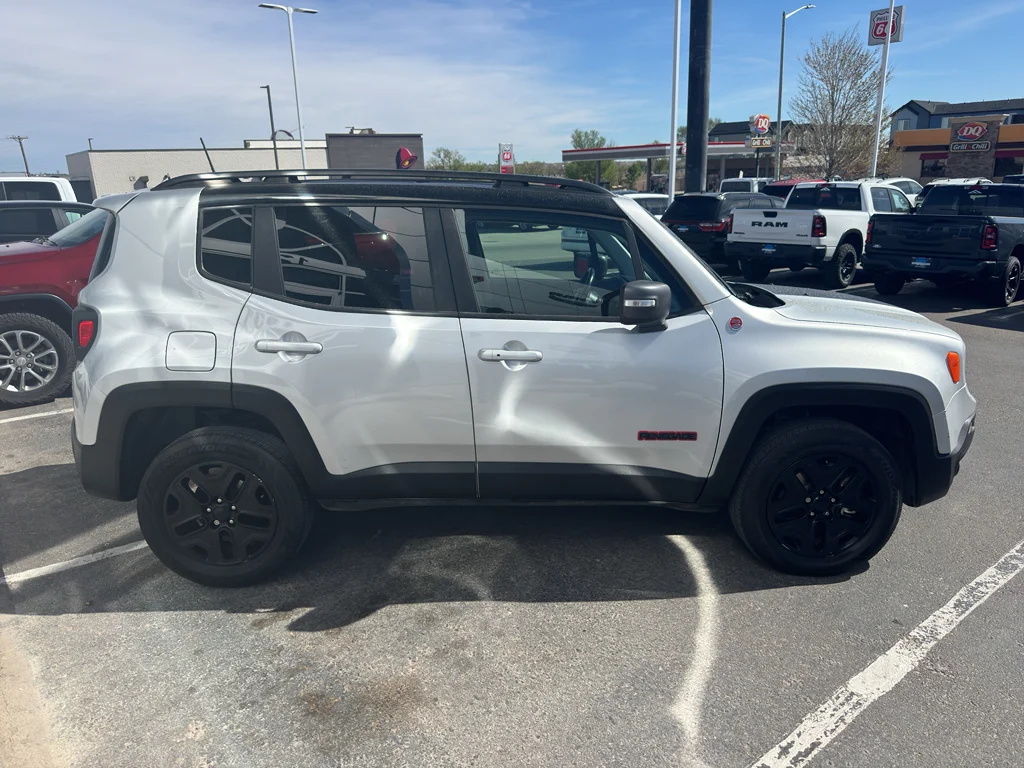 Used 2018 Glacier Metallic Jeep Trailhawk image 6