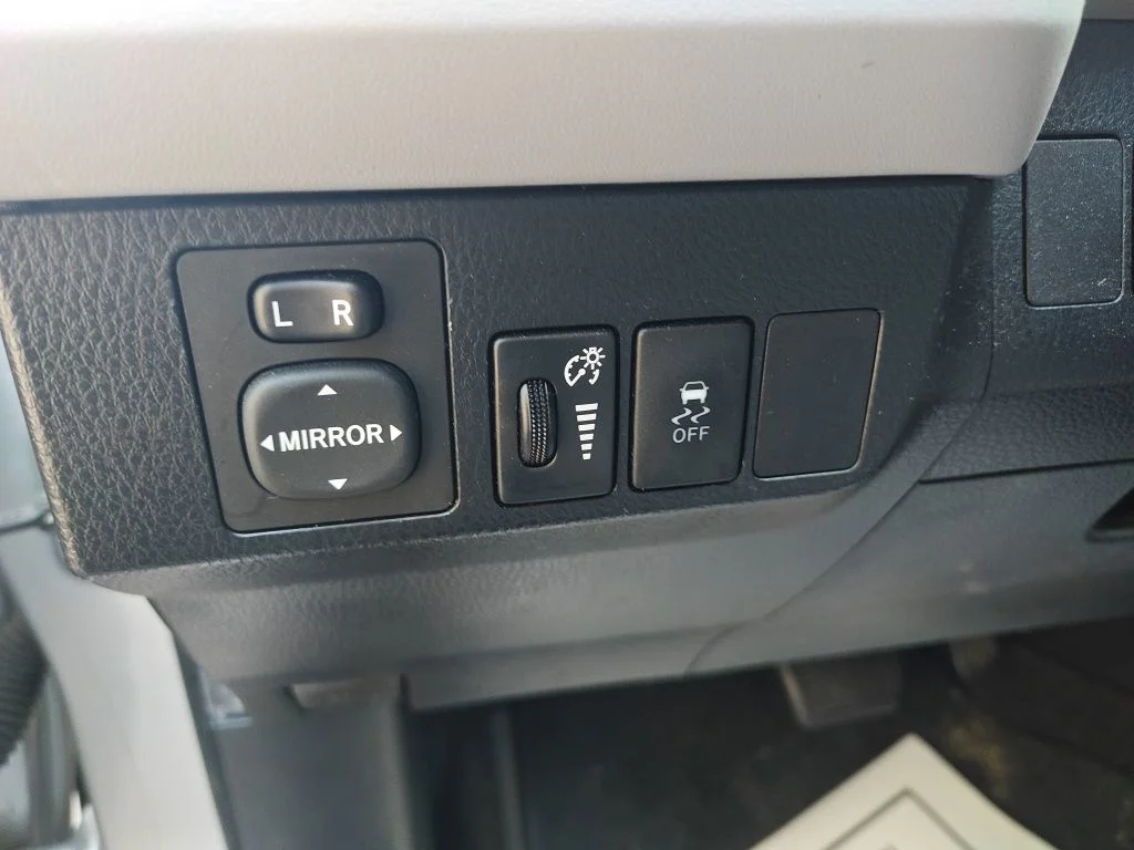 Used 2013 Silver Toyota LE image 9