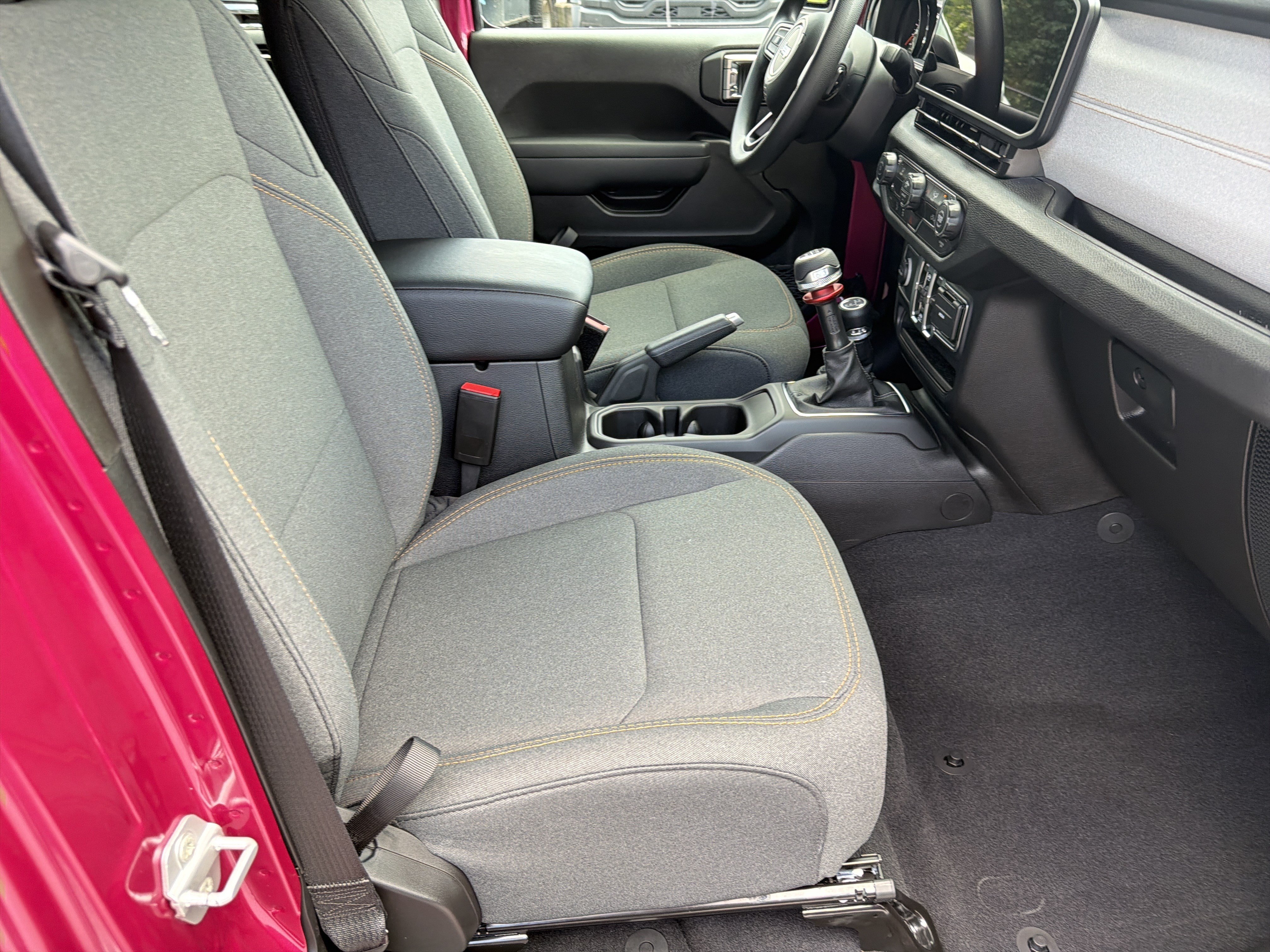 New 2026 Tuscadero Pearl-Coat Exterior Paint Jeep Sport image 16