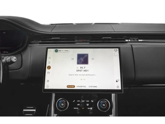 Used 2023  Land Rover SE image 10