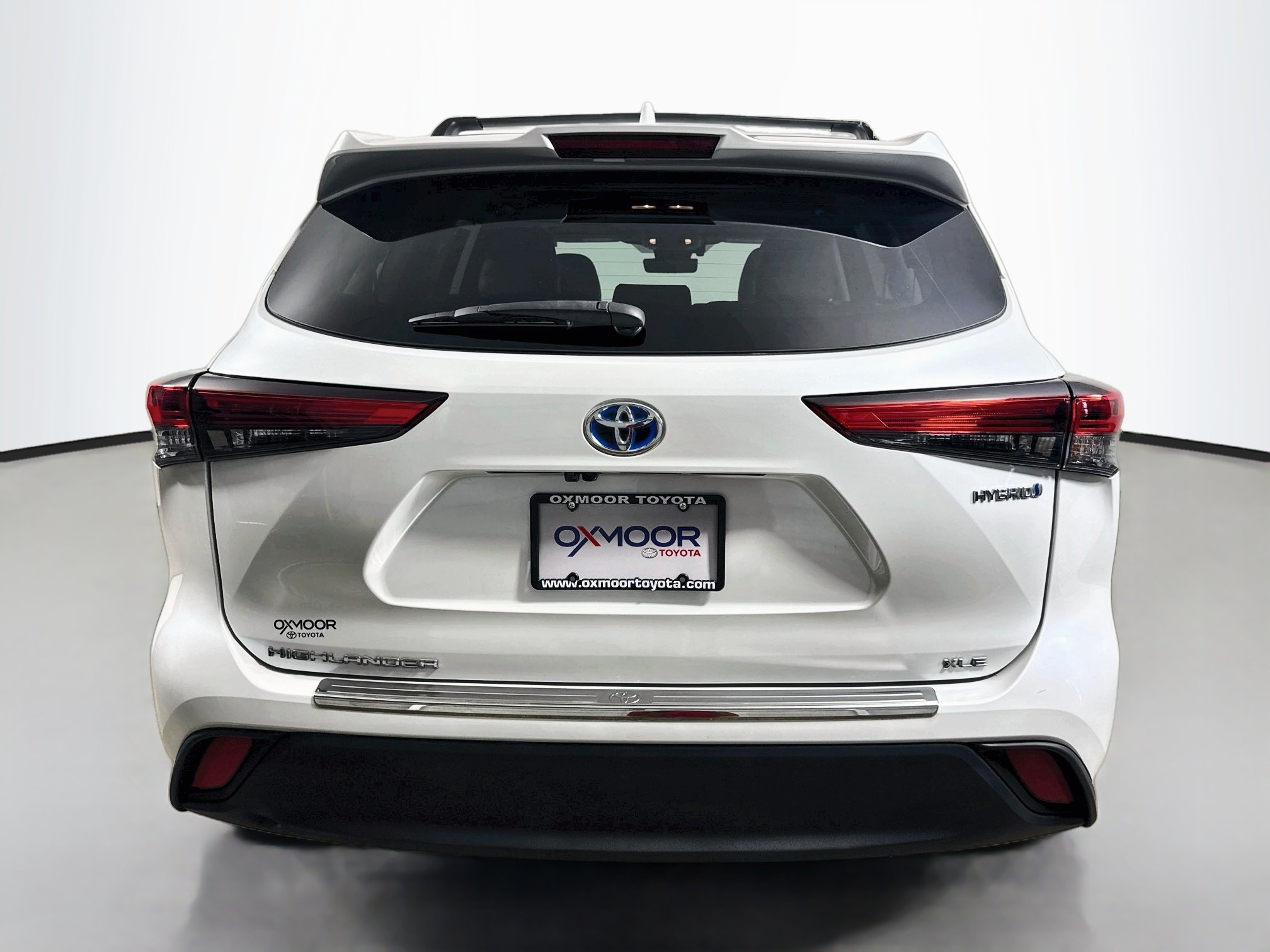 Used 2023 Wind Chill Pearl Toyota Hybrid Bronze Edition image 6