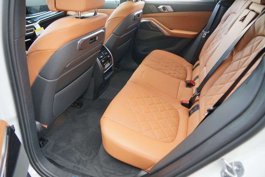 New 2026 Mineral White Metallic BMW xDrive40i image 18