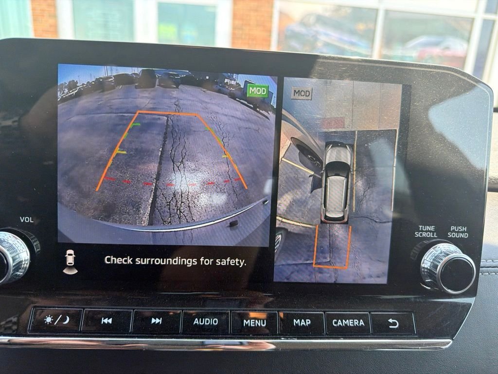 Used 2024 Silver Mitsubishi SE image 13