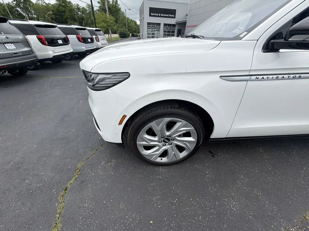 Used 2025 White Lincoln Reserve image 10