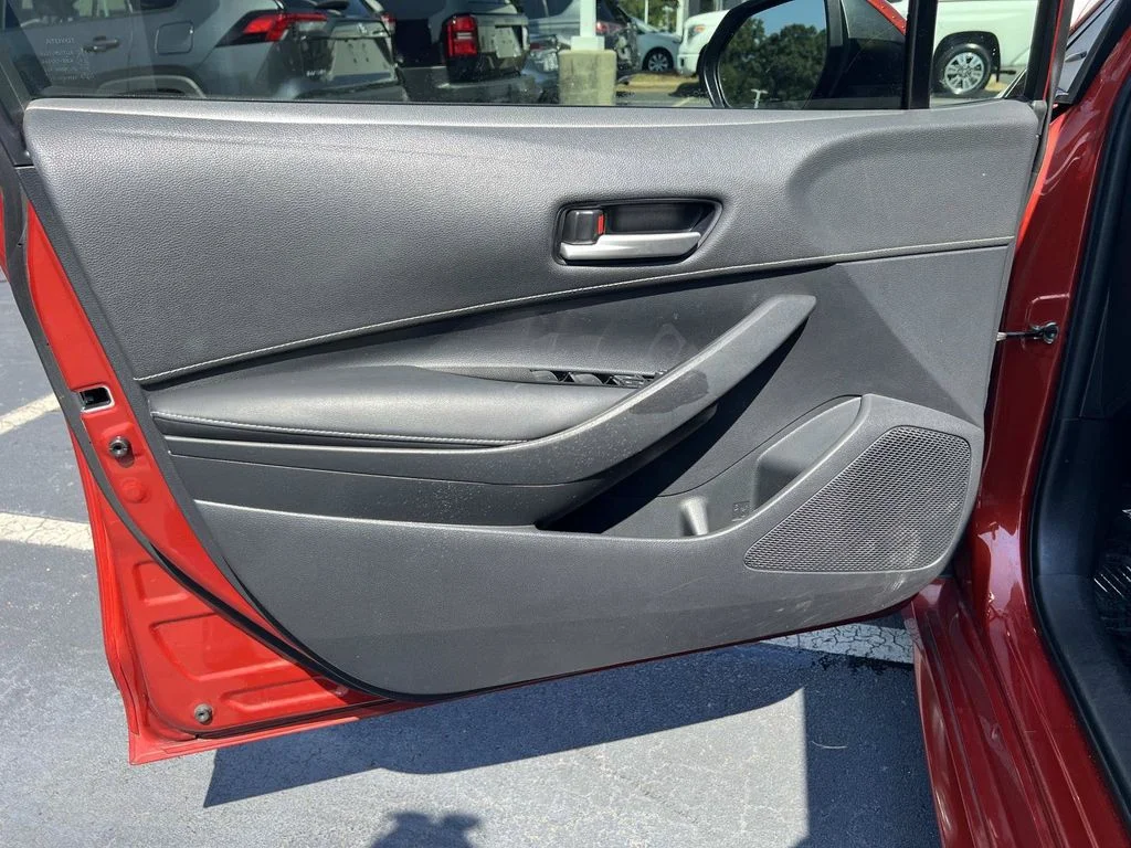 Used 2019  Toyota SE image 18