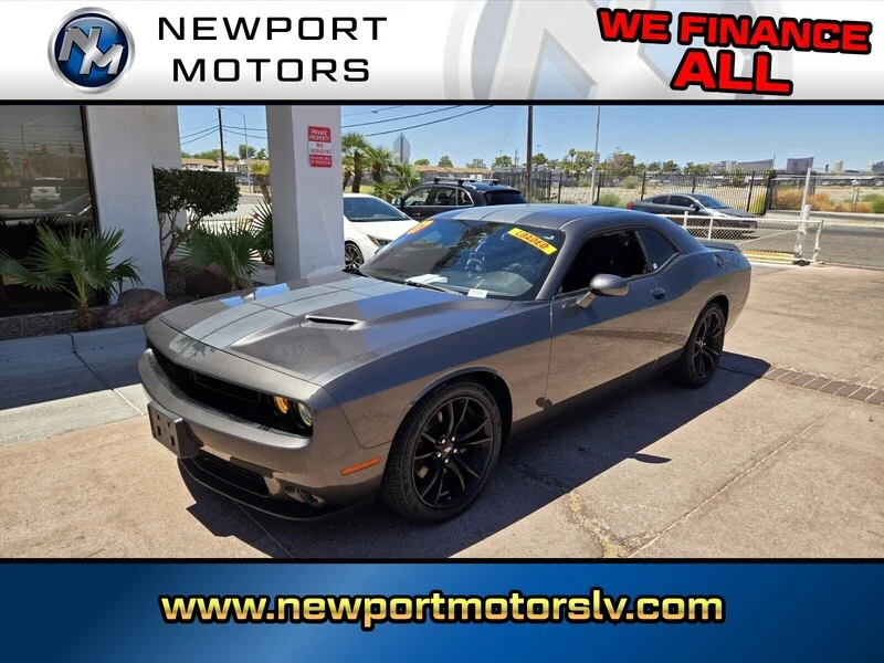 Used 2017 Granite Pearlcoat Dodge SXT image 1