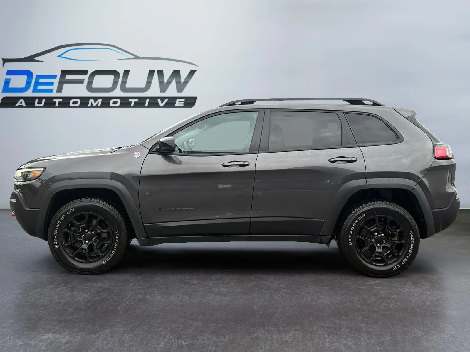 Used 2022 Granite Crystal Metallic Jeep Trailhawk image 6