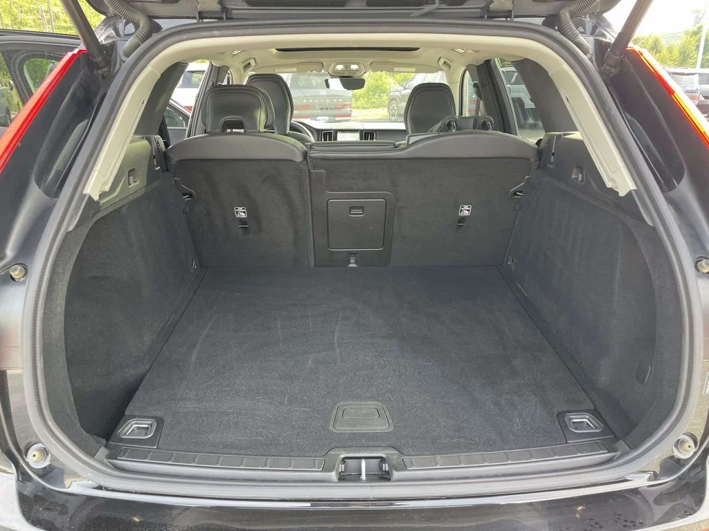 Certified Used 2025 Onyx Black Volvo Core image 30