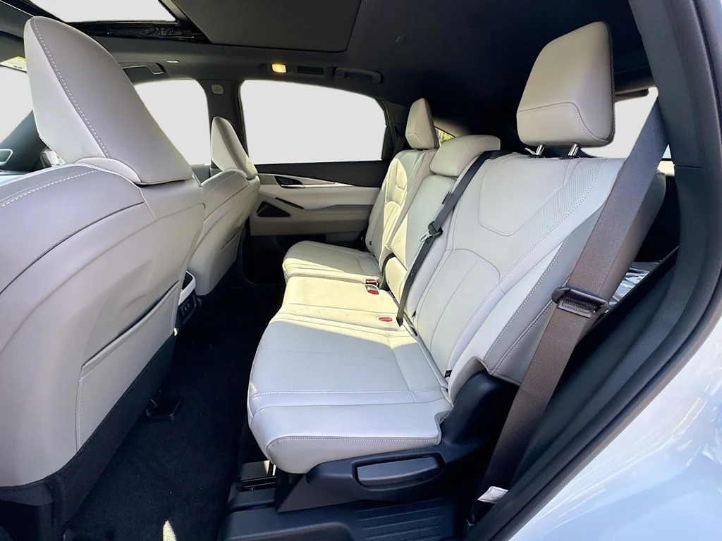 New 2027 RADIANT WHITE INFINITI Luxe AWD image 25