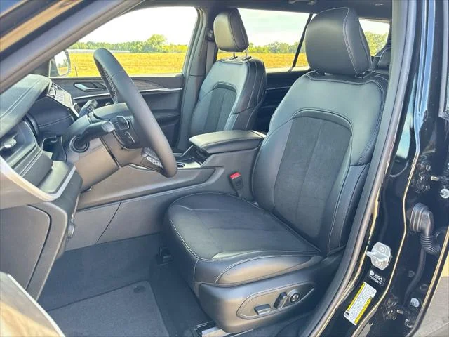 New 2027 High-Gloss Black Paint Jeep Laredo Altitude image 11