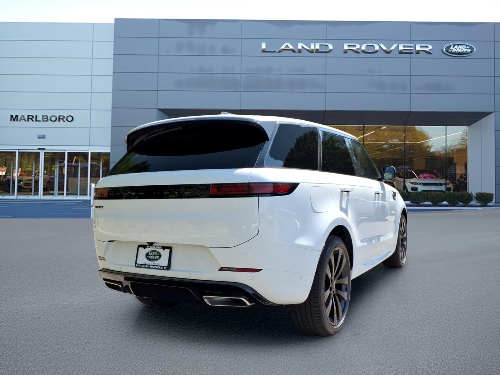 New 2026 Fuji White LAND ROVER Dynamic SE image 2