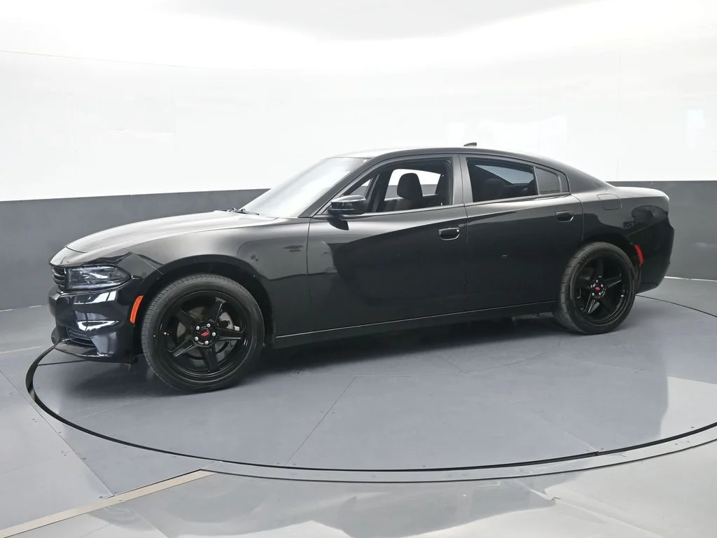 Used 2023 Pitch Black Clearcoat Dodge SXT image 1