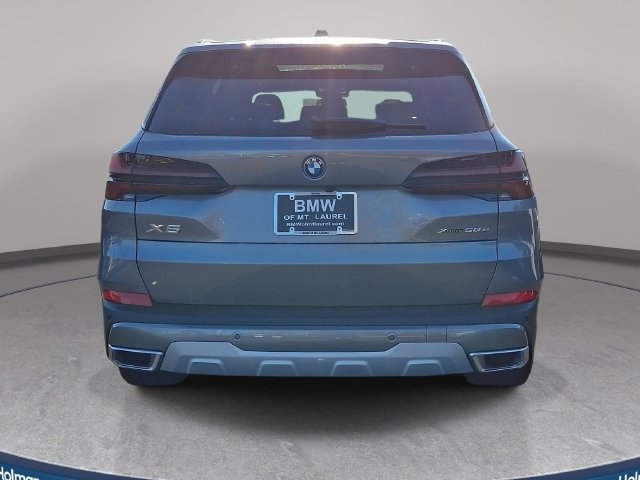 New 2026 Skyscraper Grey Metallic BMW xDrive50e image 5
