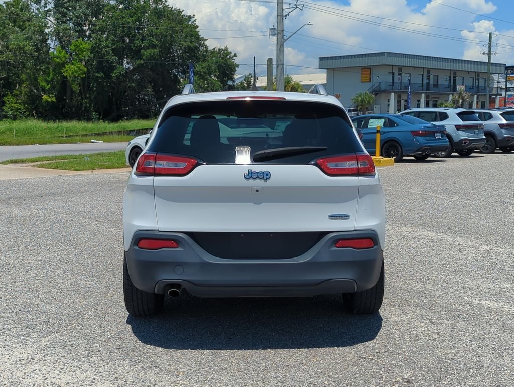 Used 2017 White Jeep Latitude image 6