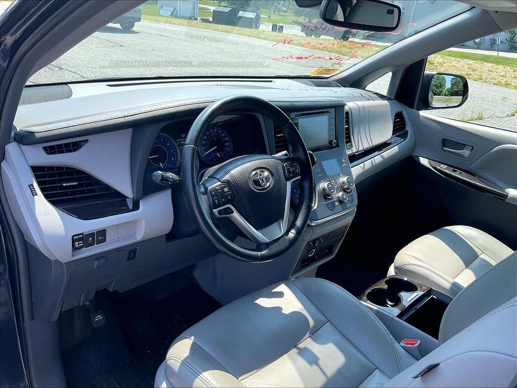 Used 2018 Beige Toyota XLE Premium image 8