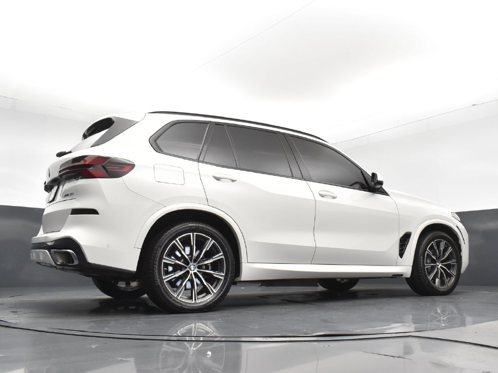 Used 2024 White BMW xDrive40i image 23