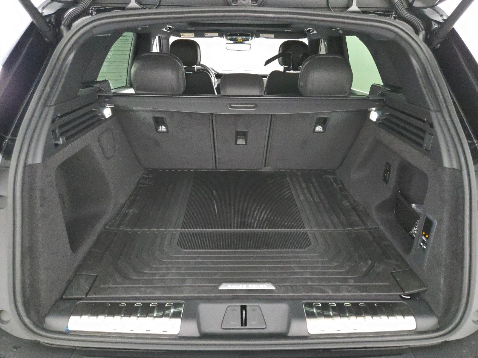 New 2026 Santorini Black Land Rover Dynamic SE image 15
