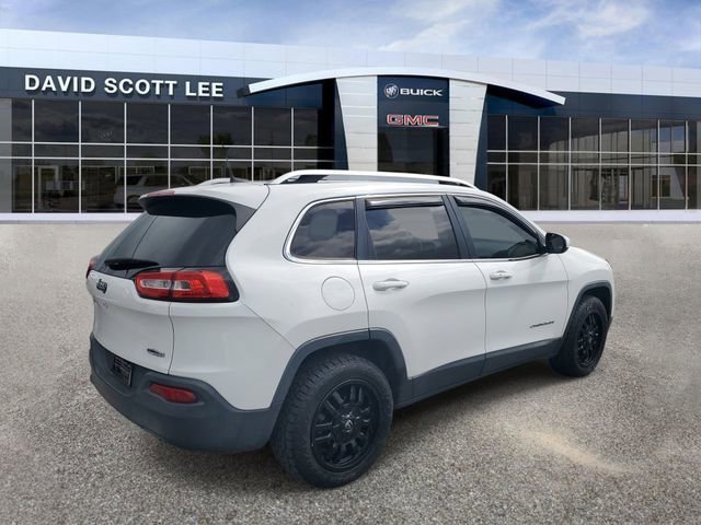 Used 2018 White Jeep Latitude Plus image 4