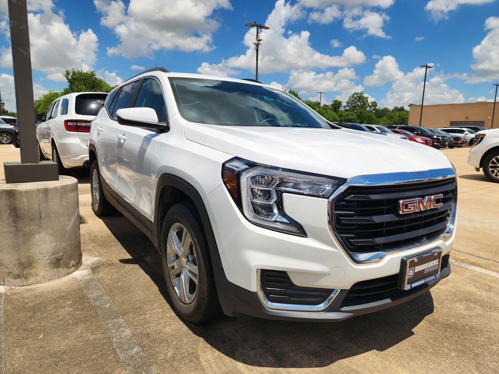Used 2023 Summit White GMC SLE image 3