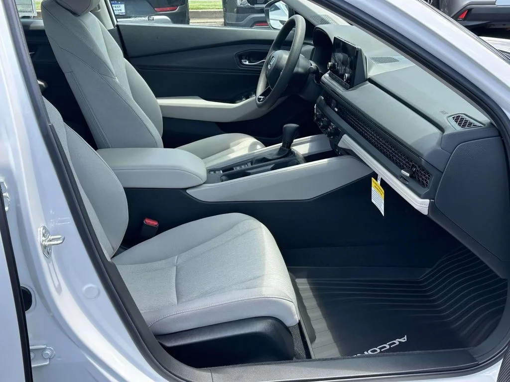 2025 Honda Accord SE - Photo 6