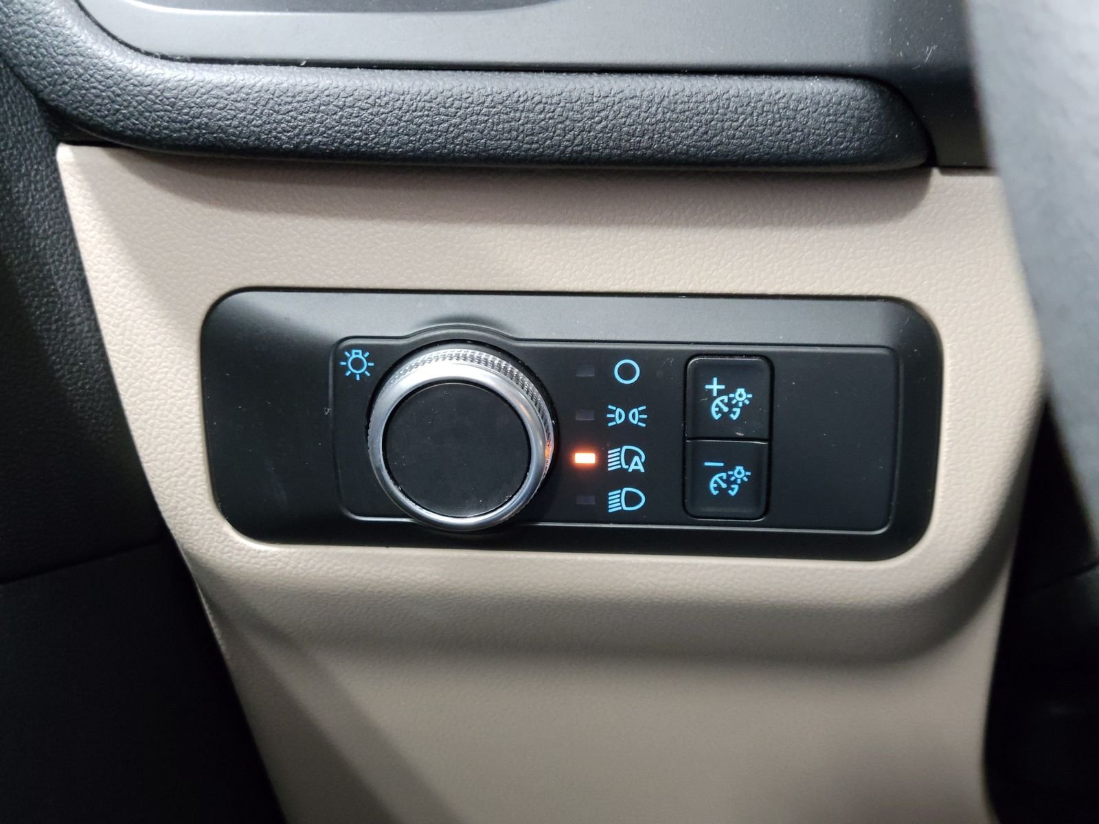 Used 2020  Ford SE image 14