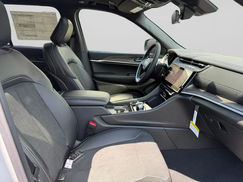 New 2026 Silver Zynith Jeep Altitude image 17