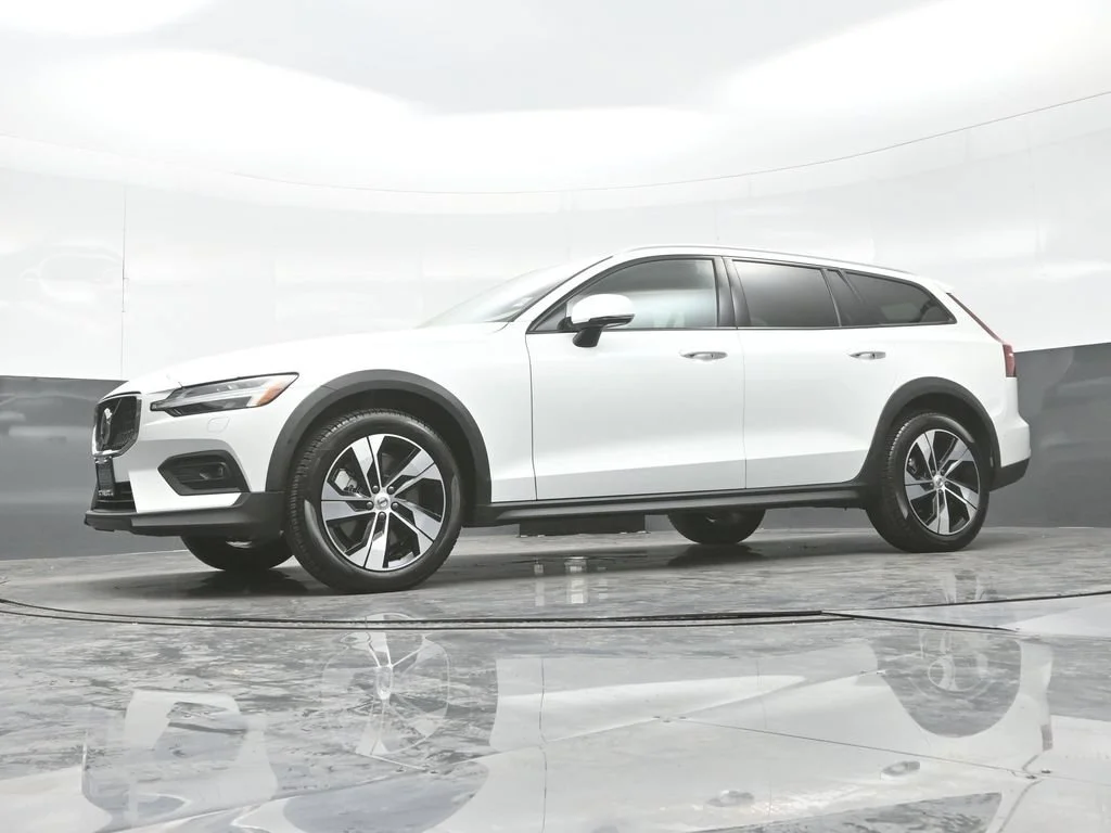 Certified Used 2026 Crystal White Volvo Plus image 22