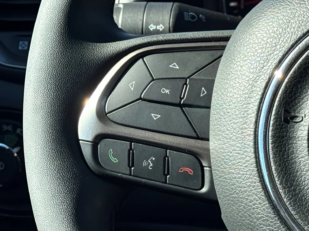 Used 2022 White Jeep Latitude image 14