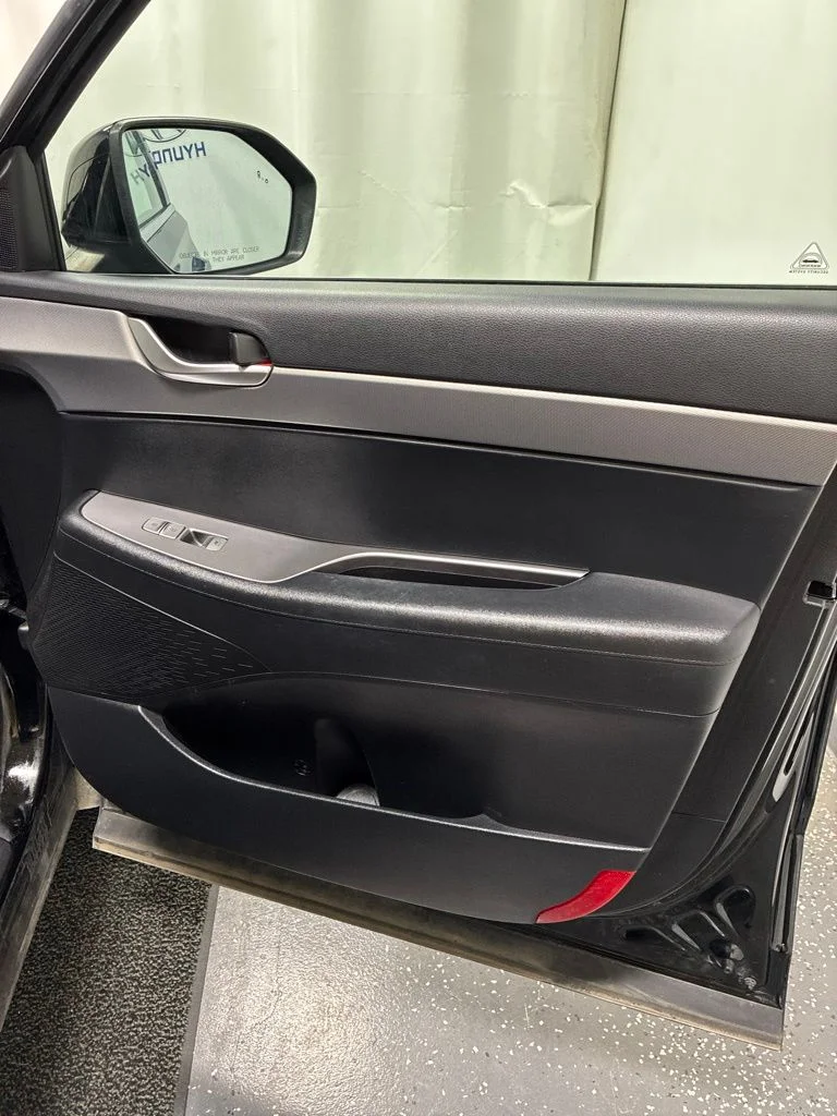 Used 2022 Black Hyundai SE image 30
