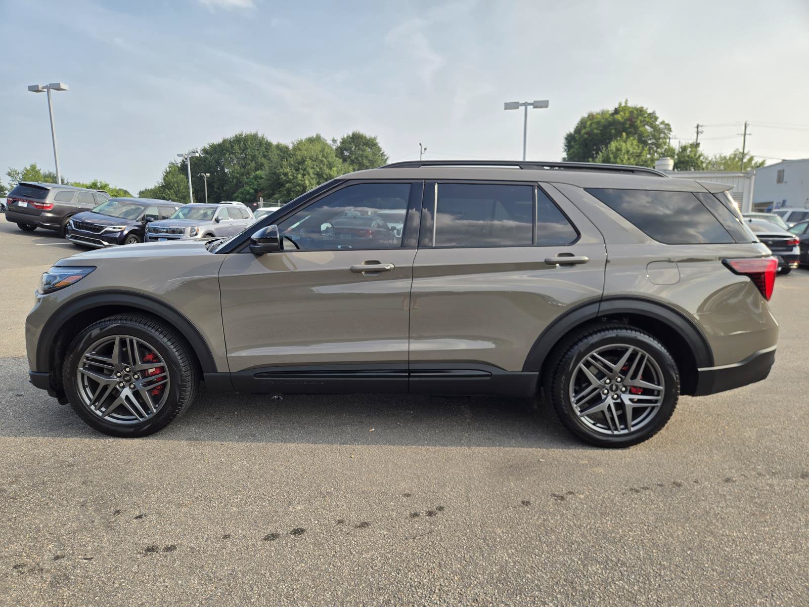2026 Ford Explorer ST - Photo 10