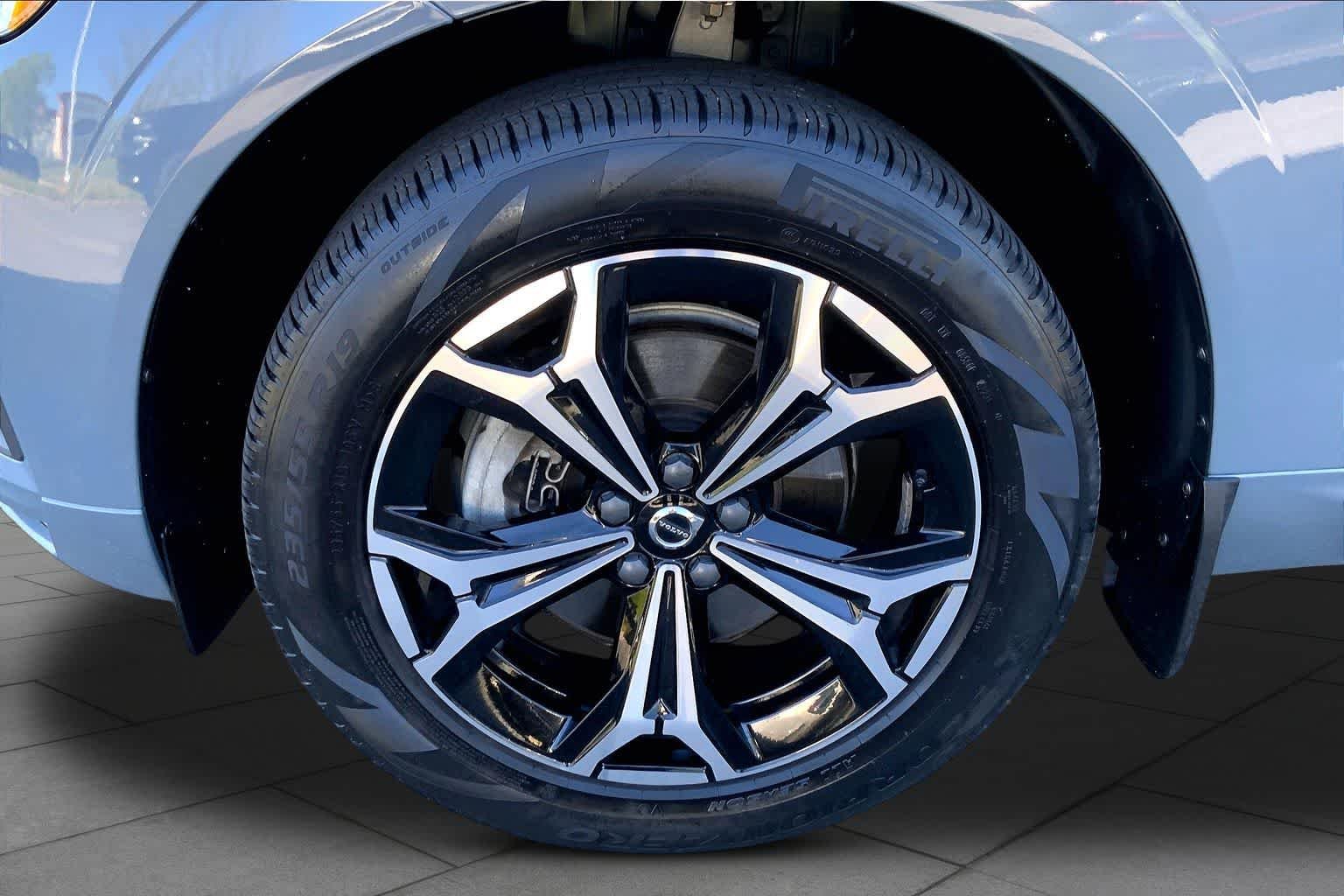 Used 2022 Platinum Grey Metallic Volvo Momentum image 11