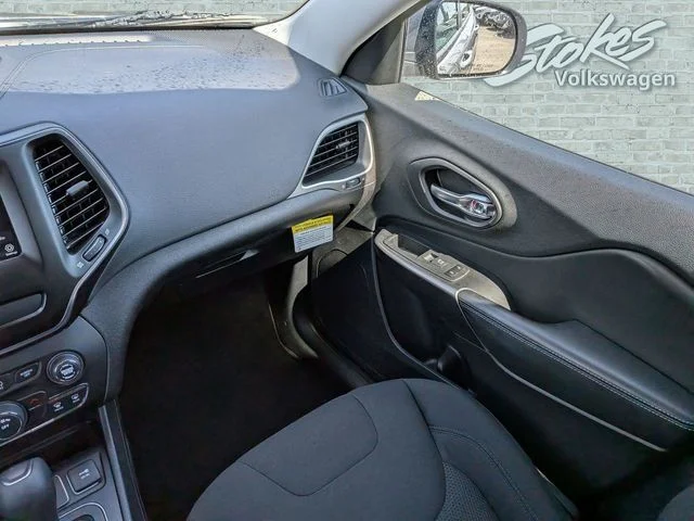 Used 2020 Silver Jeep Latitude image 15