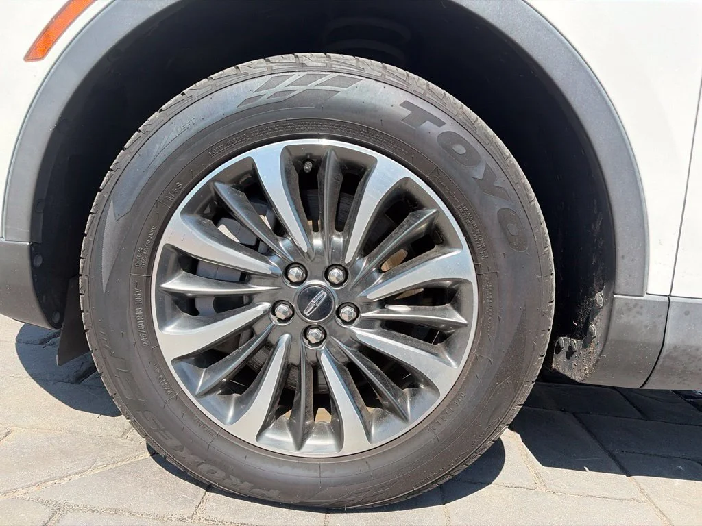 Used 2023 White Lincoln Standard image 18