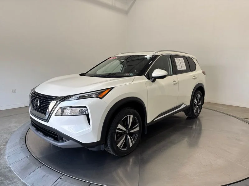 Used 2021 White Nissan SL image 3