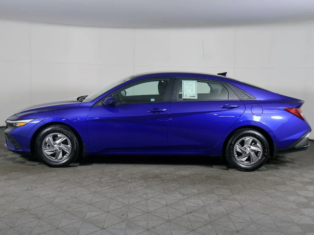 Used 2025 Blue Hyundai SE image 15