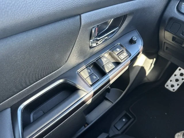 Used 2018 White Subaru  image 14