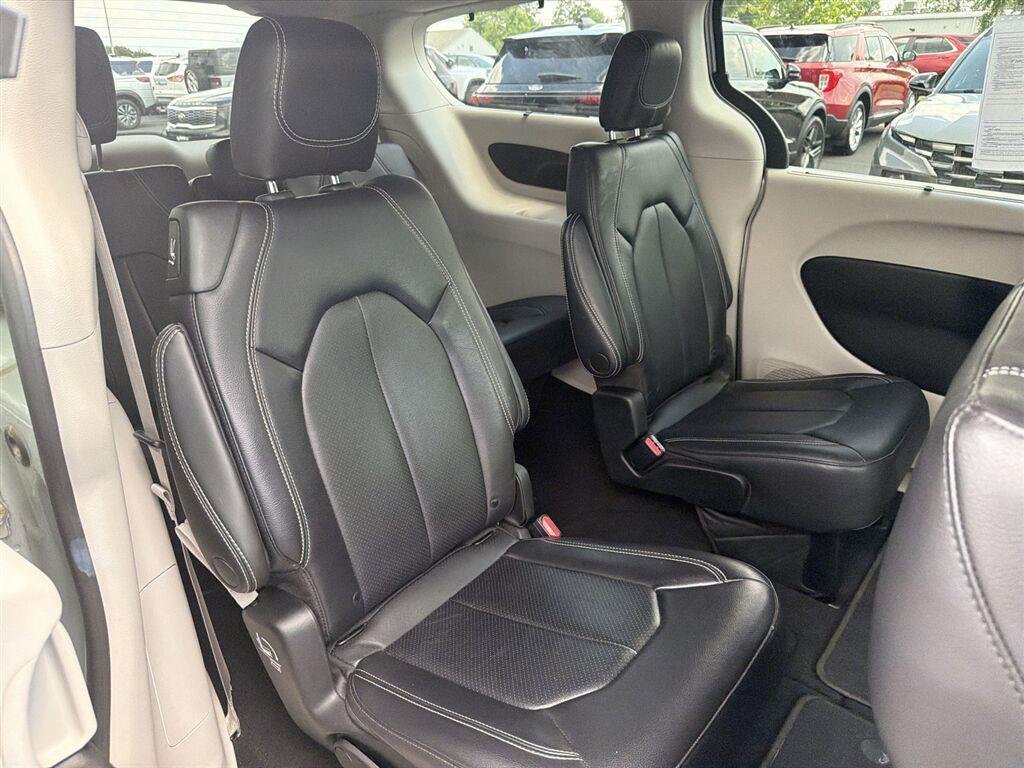 Used 2022 Silver Mist Clearcoat Chrysler Touring L image 18