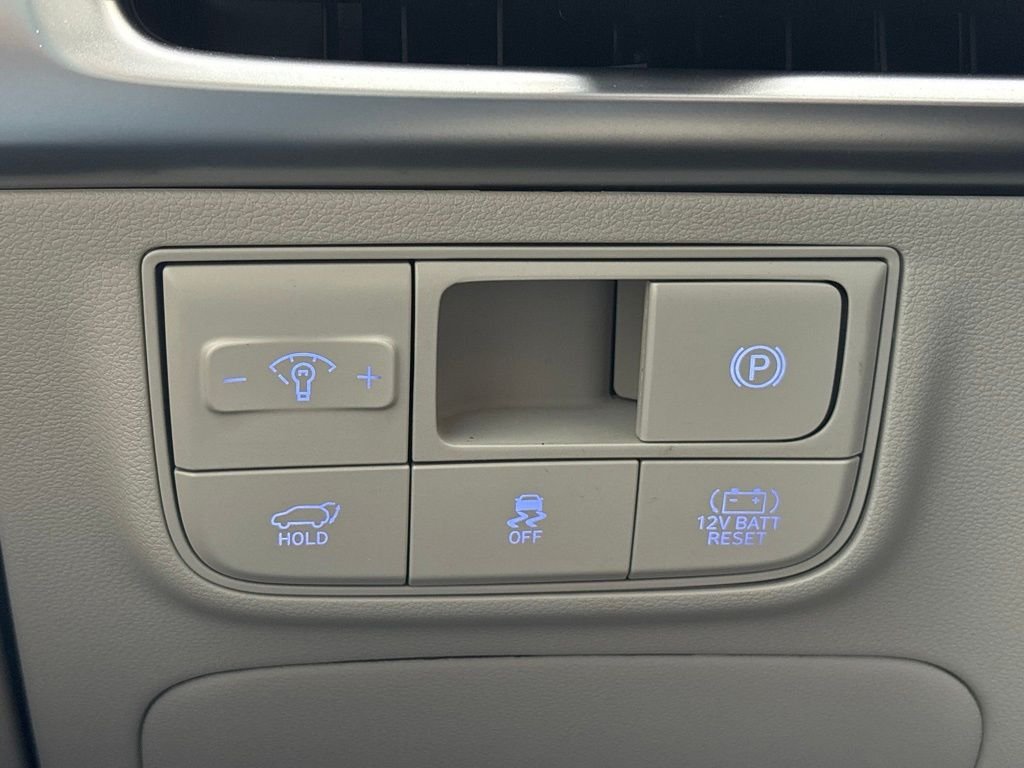 Used 2025 White Hyundai SEL Convenience image 27
