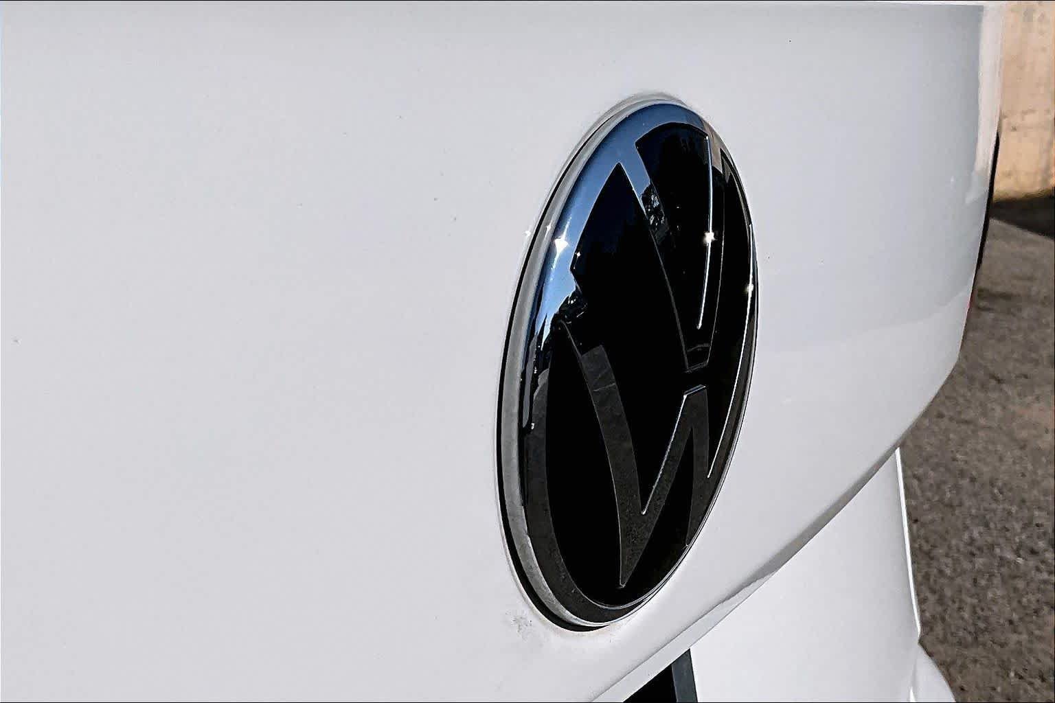 Used 2024 Pure White w/ Deep Black Roof Volkswagen SE Black image 31