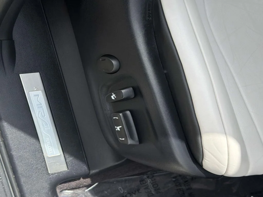 Used 2018 CRYSTAL WHITE Toyota Base image 29