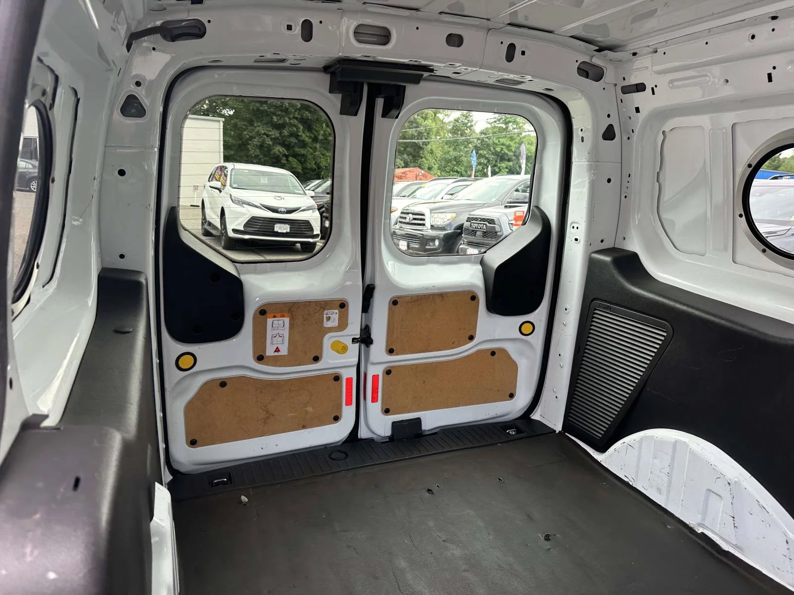 Used 2016 White Ford XL image 12