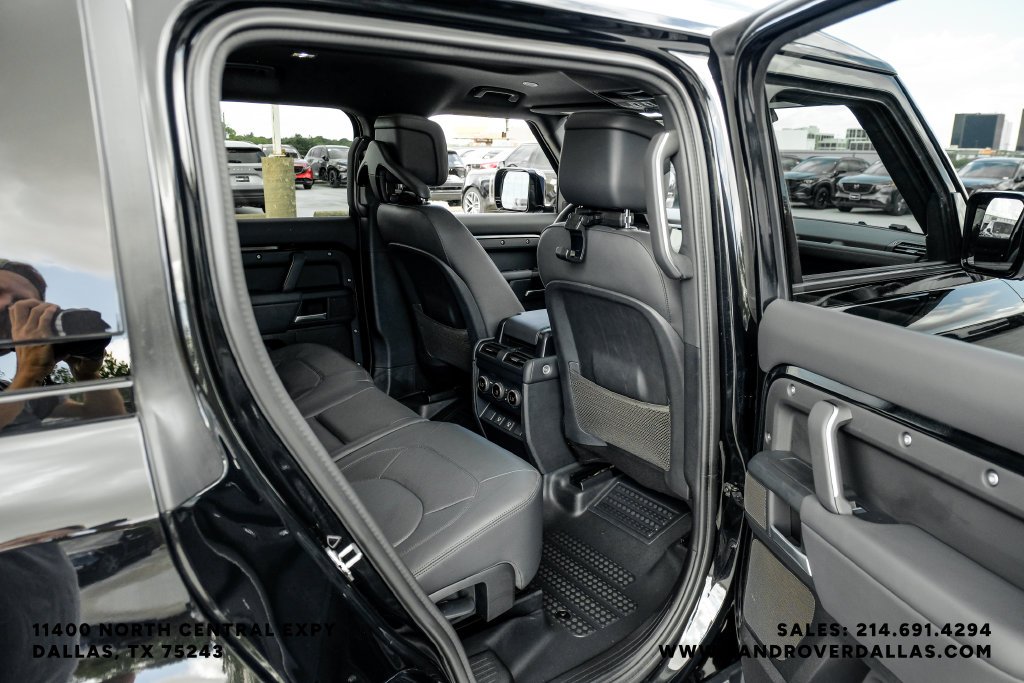 Used 2025 Black Land Rover X-Dynamic SE image 46