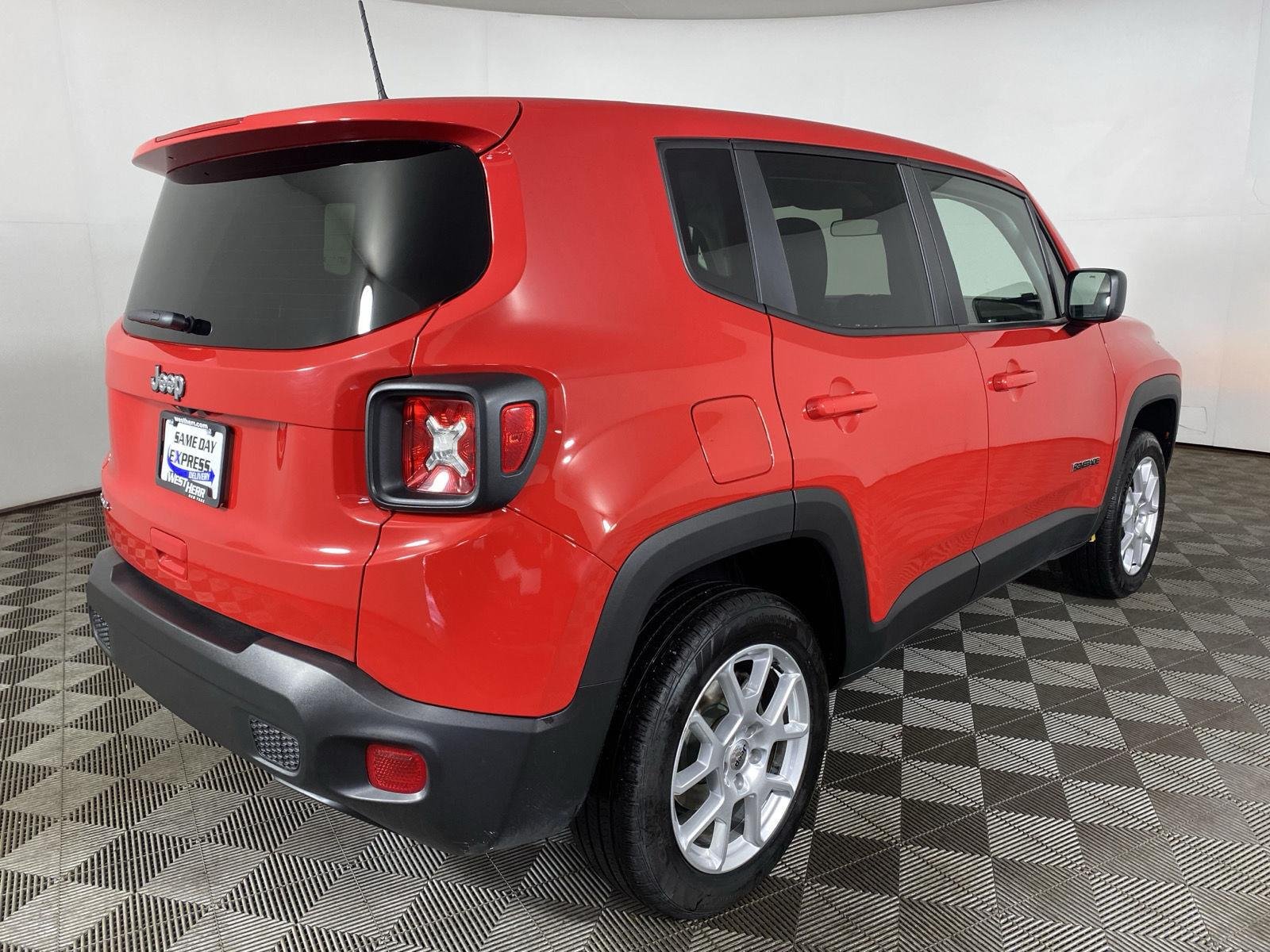 Used 2023 Colorado Red Clearcoat Jeep Latitude image 7
