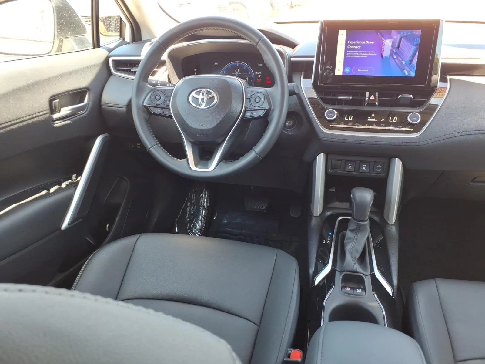 2025 Toyota Corolla Cross XLE - Photo 4