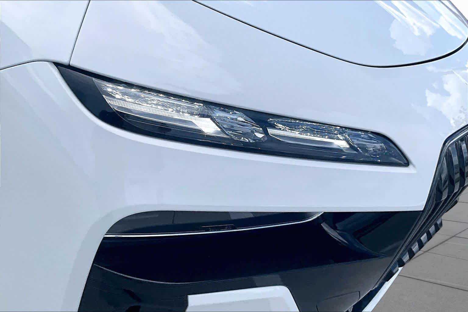 Used 2026 Alpine White BMW 750e xDrive image 25