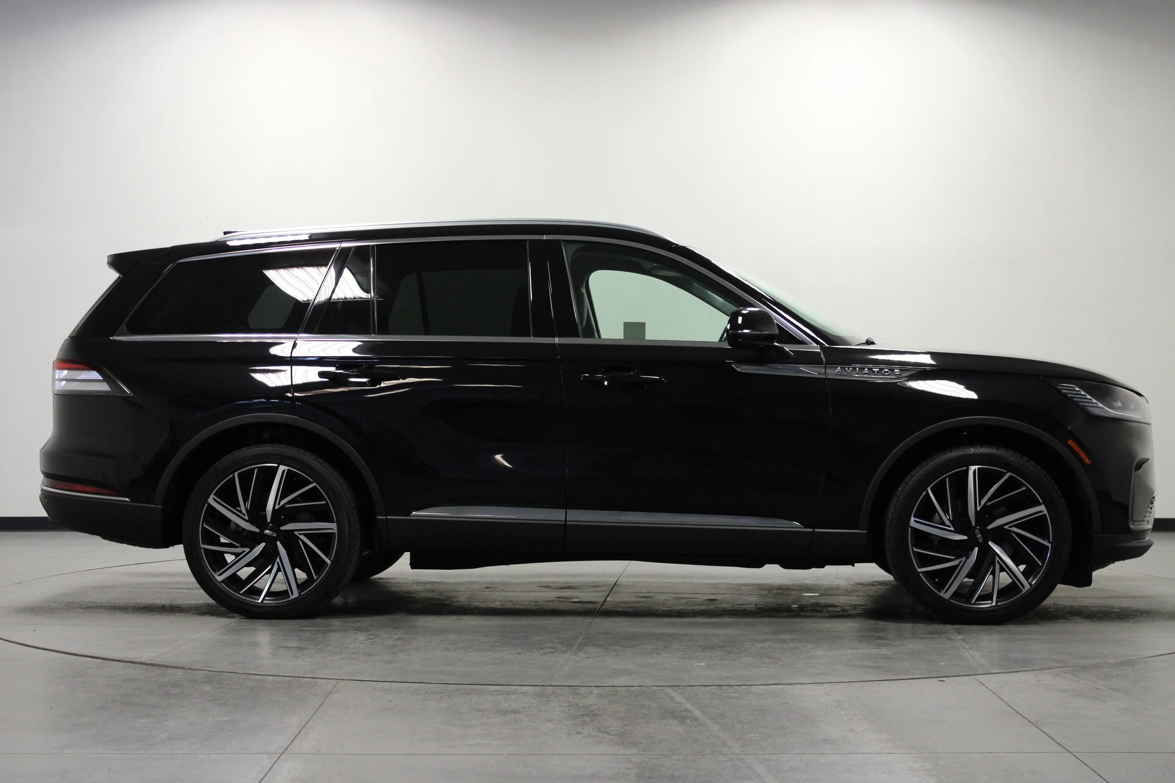 Used 2025 Infinite Black Metallic Clearcoat Lincoln Reserve image 3